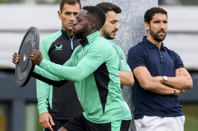 Iñaki Williams entrena en Lezama bajo la mirada de Raúl García (Foto: Athletic Club).