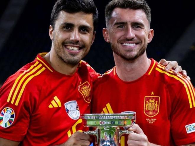 Rodri y el central Aymeric Laporte, sonrientes con el trofeo de la Eurocopa de Alemania 2024 (Foto: RFEF).