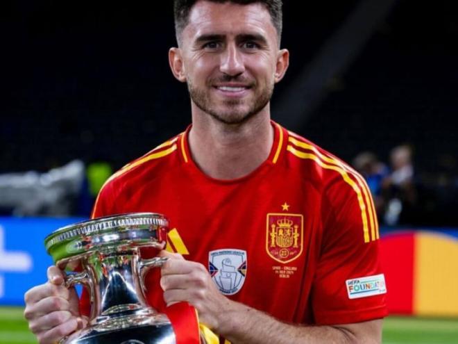 Aymeric Laporte, con el trofeo de la Eurocopa de Alemania 2024 (Foto: RFEF).