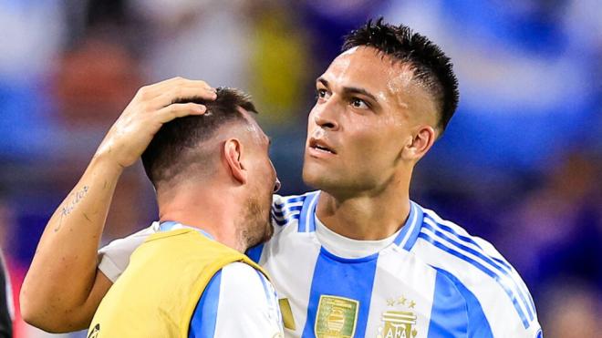 Lautaro y Messi, tras el gol.