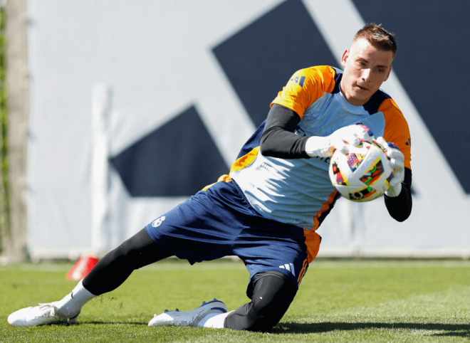 Andriy Lunin, en el primer entrenamiento del Real Madrid 2024/25 (Foto: RM).