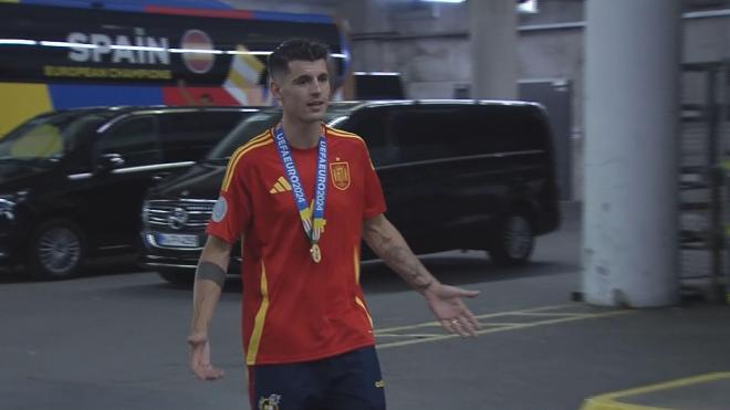 Morata busca a Luis de la Fuente por el parking del Olímpico de Berlín