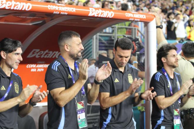 Pablo Aimar y Fabián Ayala, en el banquillo (Foto: Cordon Press).