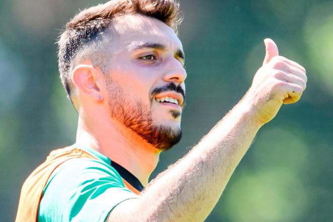 Gesto positivo del central Aitor Paredes en Lezama (Foto: Athletic Club).