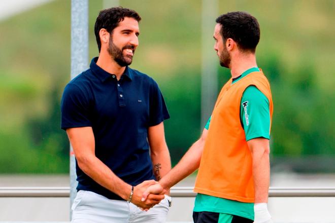 El ahora embajador de LaLiga Raúl García saluda, este lunes en Lezama, al carrilero Iñigo Lekue (Foto: Athletic Club).