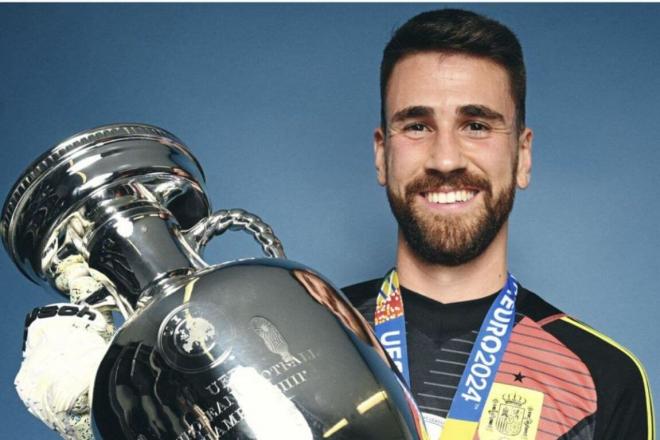 Unai Simón, con el trofeo de la Eurocopa de Alemania 2024 (Foto: RFEF).