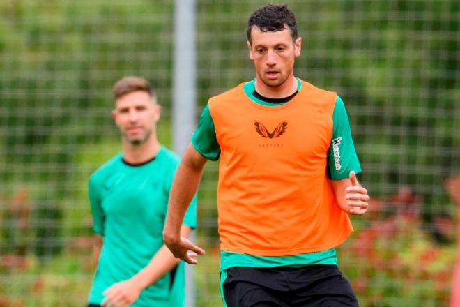 El centrocampista Mikel Vesga, ahora lesionado, se entrena en Lezama la pasada semana (Foto: Athletic Club).