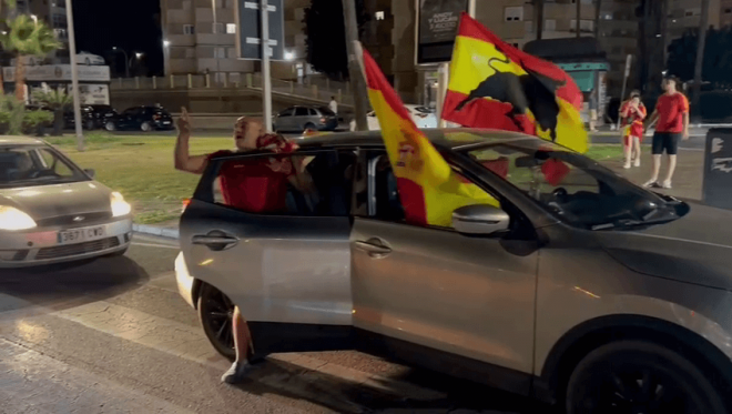 Aficionados españoles acuden a la verja de Gibraltar para celebrar la Eurocopa