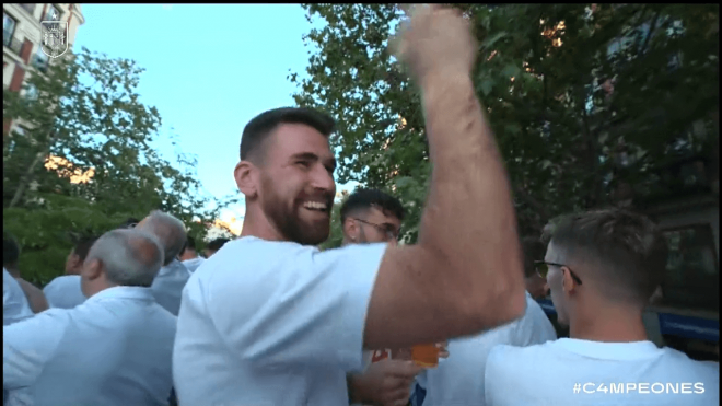 Unai Simón y el encuentro con dos aficionados athleticzales durante la celebración (Fuente: RFEF)