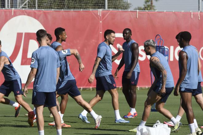 Imagen de un entrenamiento del Sevilla el pasado verano (Foto: Kiko Hurtado).