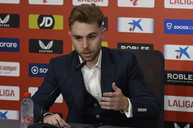 Peque Fernández, en su presentación con el Sevilla (Foto: Kiko Hurtado)