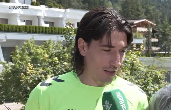 Bellerín, en su entrevista para los medios del club.