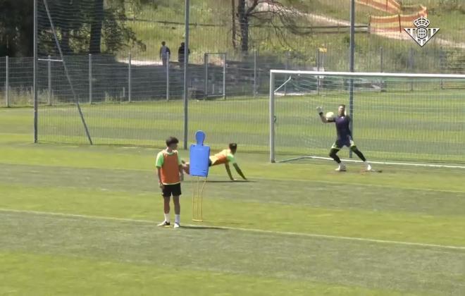 La doble parada de Adrián San Miguel en el entrenamiento.