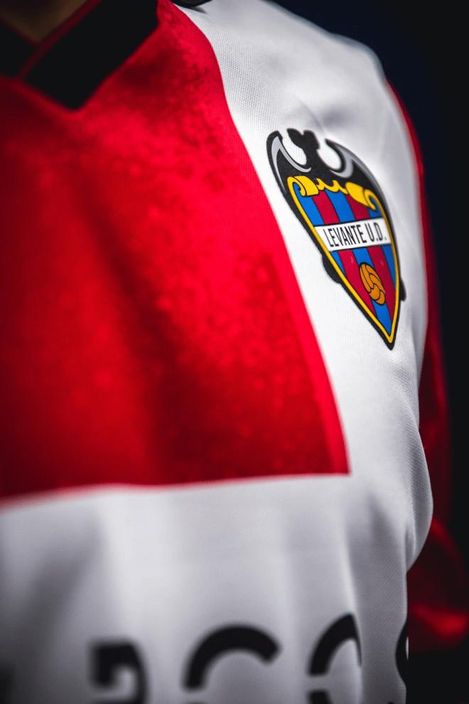 Un detalle de la segunda camiseta del Levante 2024/25 que homenaje al UDLG (Foto: LUD).