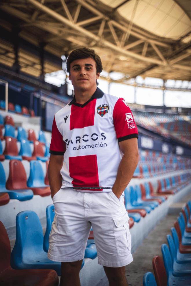 Carlos Álvarez, con la segunda elástica del Levante 2024/25 en la Tribuna del Ciutat (Foto: LUD).