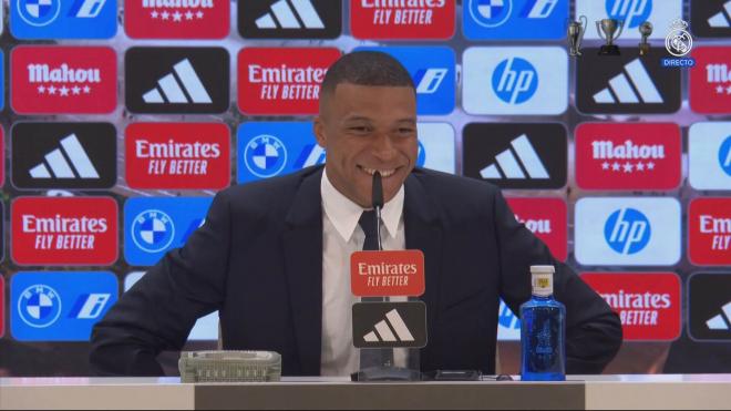 Kylian Mbappé y la maqueta del Santiago Bernabéu en su presentación como jugador del Real Madrid