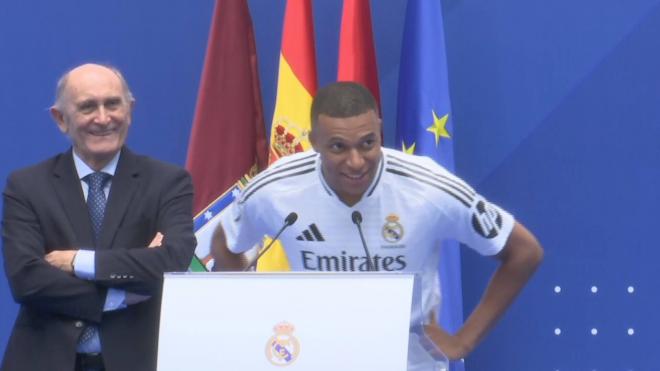 Kylian Mbappé en el momento en el que dio su discurso en el Santiago Bernabéu.