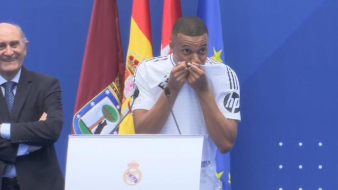 Kylian Mbappé besa el escudo del Real Madrid en su presentación en el Santiago Bernabéu.