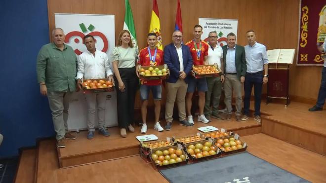 Jesús Navas y Fabián, con sus tomates en el Ayuntamiento de Los Palacios.