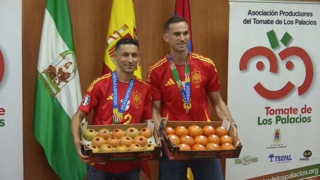 Jesús Navas y Fabián posan con sus tomates.