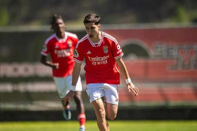 José Melro celebrando un gol con el filial del Benfica (Foto: SLB).