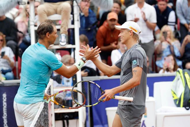 Rafa Nadal saludando a Leo Borg después de ganarle en Bastad (Foto: EFE).