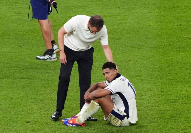 Southgate consolando a Jude Bellingham tras perder la final de la Eurocopa (Foto: Cordon Press).