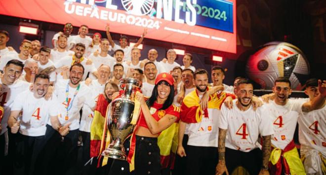 Aitana, posando con la Eurocopa y los jugadores en Cibeles (Instagram: @aitanax)