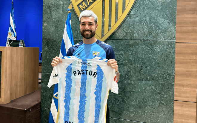 Álex Pastor, primer fichaje del Málaga en su presentación. (Foto: A.F.L)