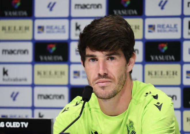 Aritz Elustondo, durante la rueda de prensa en Zubieta (Foto: Real Sociedad).