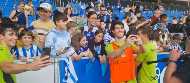 Aritz Elustondo se hace una foto con unos aficionados en Zubieta al poco de empezar la pretemporada (Foto: DMQ).