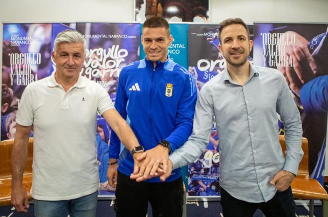 Daniel Paraschiv junto a Roberto Suárez y Agustín Lleida en su presentación (Foto: Real Oviedo).