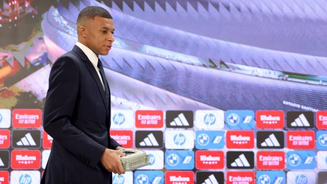 Kylian Mbappé y la maqueta del Santiago Bernabéu en su presentación como jugador del Real Madrid