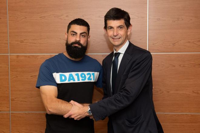 Presentación de Asier Villalibre como futbolista babazorro. (Foto: Deportivo Alavés)