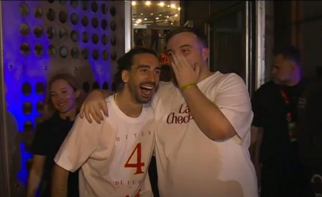 El buen rollo de Ibai Llanos y Marc Cucurella durante la celebración de la Eurocopa de España.