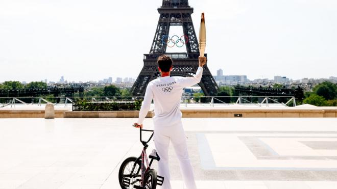 La Tour Eiffel con el logo de los Juegos Olímpicos (@Paris2024)