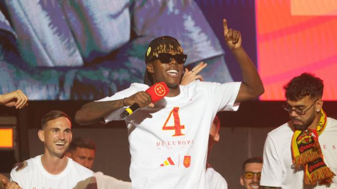 Nico Williams, con la gorra del Athletic en la celebración (Cordon Press)