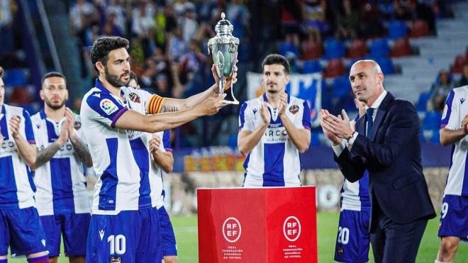 Vicente Iborra recibe la Copa del 37 de manos de Rubiales, expresidente de la RFEF (Foto: RFEF).