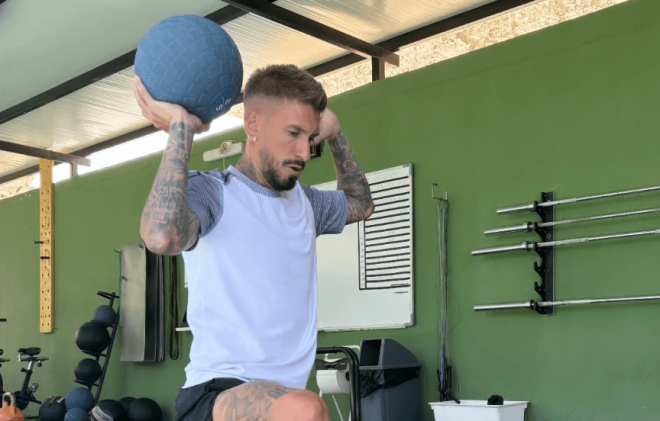 Samu Castillejo entrena en un gimnasio de Málaga.