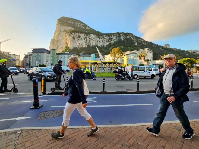 Transeúntes en las calles de Gibraltar (Foto: EFE).