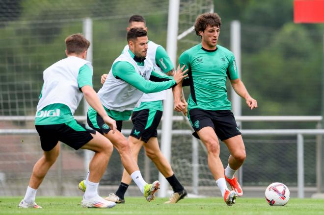 El bermeano Unai Gómez la juega en el partidillo del primer equipo en Lezama (Foto: Athletic Club).