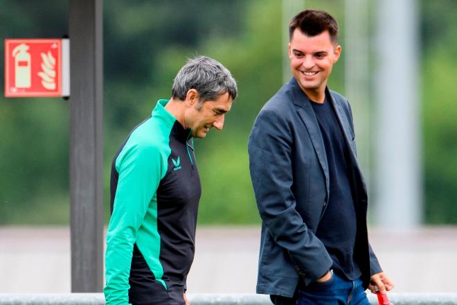 Ernesto Valverde habla con el director de fútbol, Mikel González, en Lezama (Foto: Athletic Club).