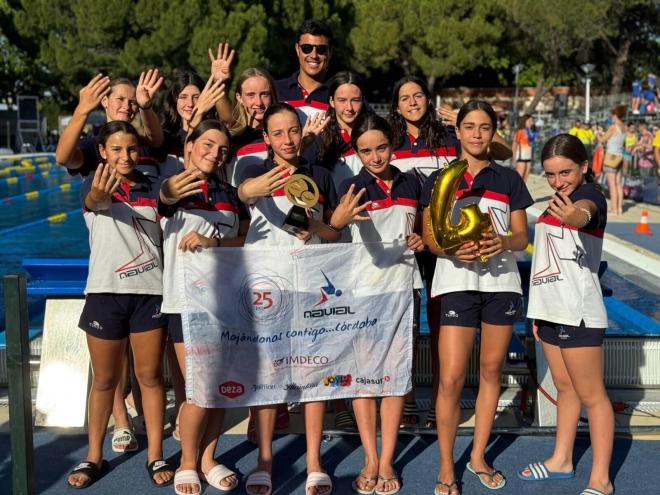 El equipo del Navial posa con sus trofeos.