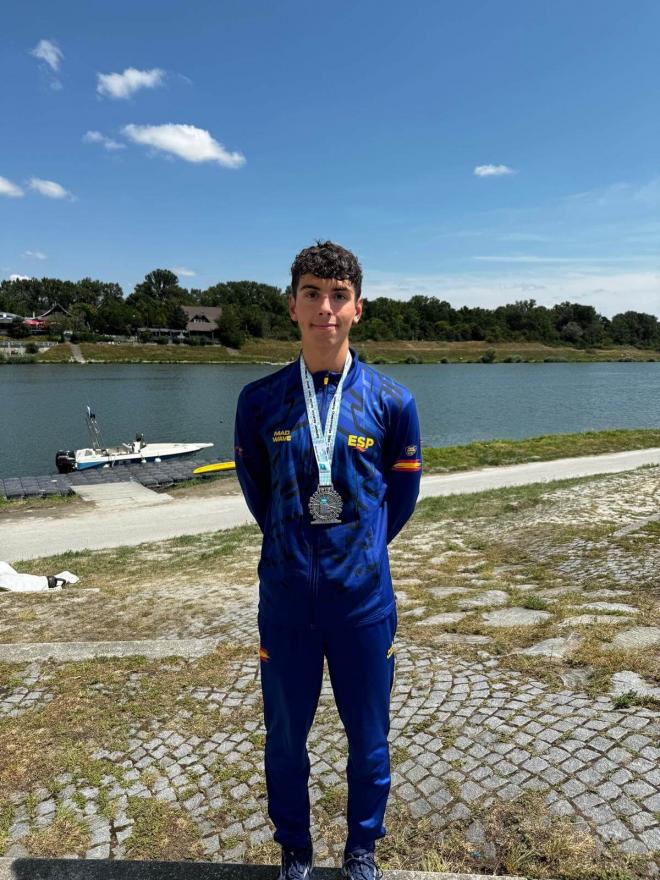 Cristóbal Vargas posa con su medalla de plata.