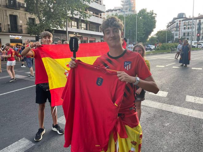 Un aficionado posa con la camiseta regalada por Jesús Navas (Foto: ElDesmarque)