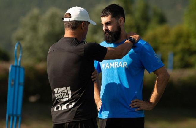 Asier Villalibre charla con Luis García Plaza en su regreso a Vitoria. (Foto: Deportivo Alavés)