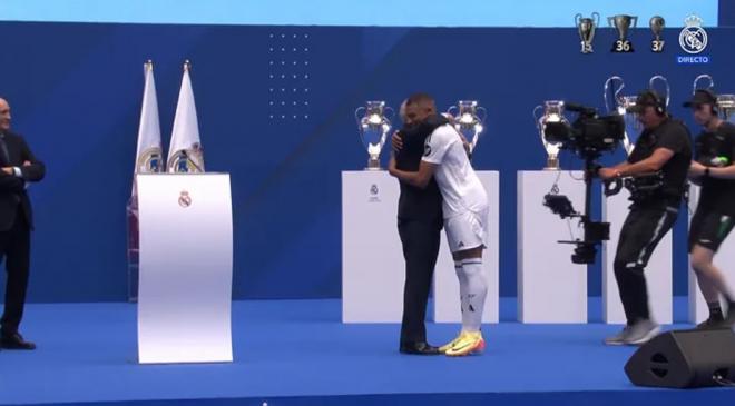 Florentino Pérez abrazando a Kylian Mbappé (RMTV)