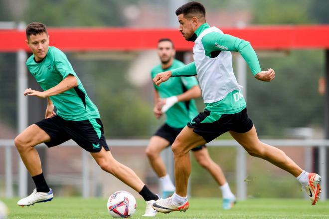 Yuri Berchiche, al ataque ante Ander Herrera en el partidillo en Lezama (Foto: Athletic Club).