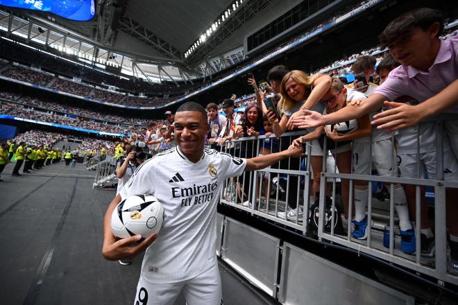 Kylian Mbappé lanzando balones a la grada en su presentación (Cordon Press)