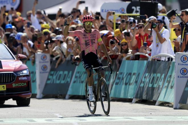 Richard Carapaz celebrando su victoria en el Tour de Francia (Foto: EFE).